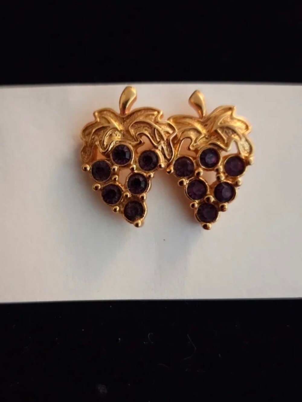 VINTAGE Avon Purple Rhinestone Gems Cluster of Grapes Fruit Gold Tone Leaves